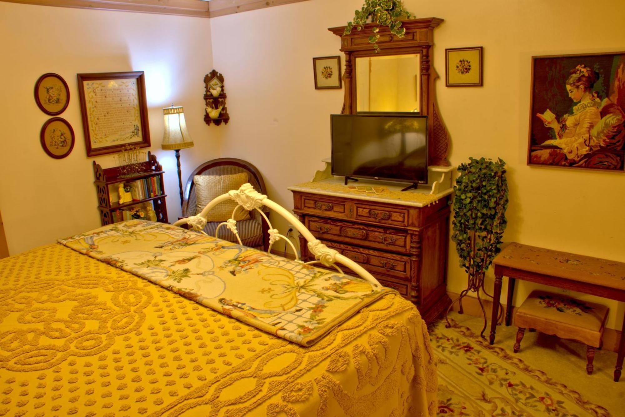Big Yellow Inn Cedar City Room photo